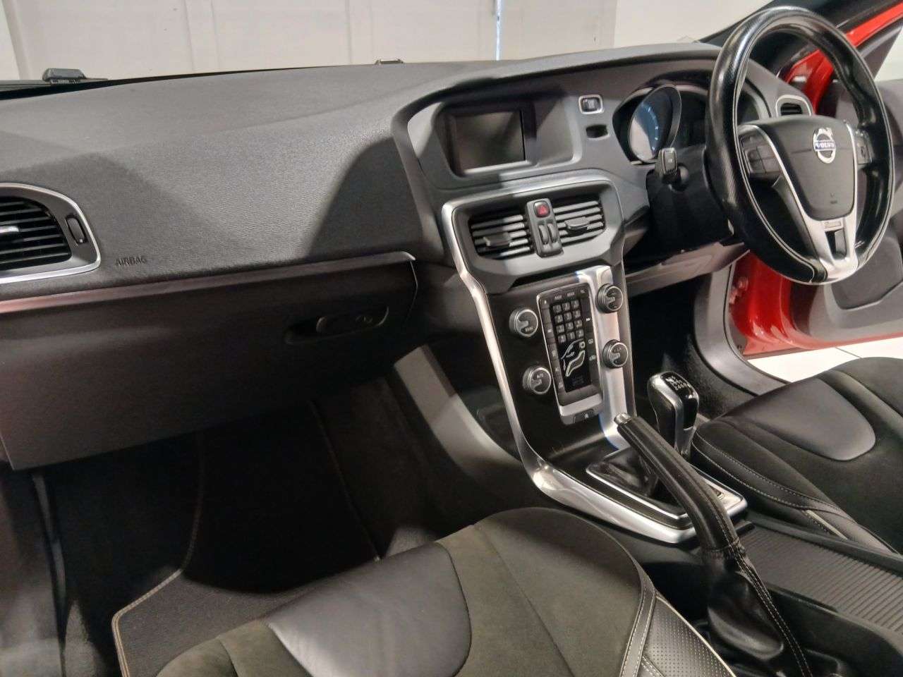 2016 VOLVO V40 2016 VOLVO V40