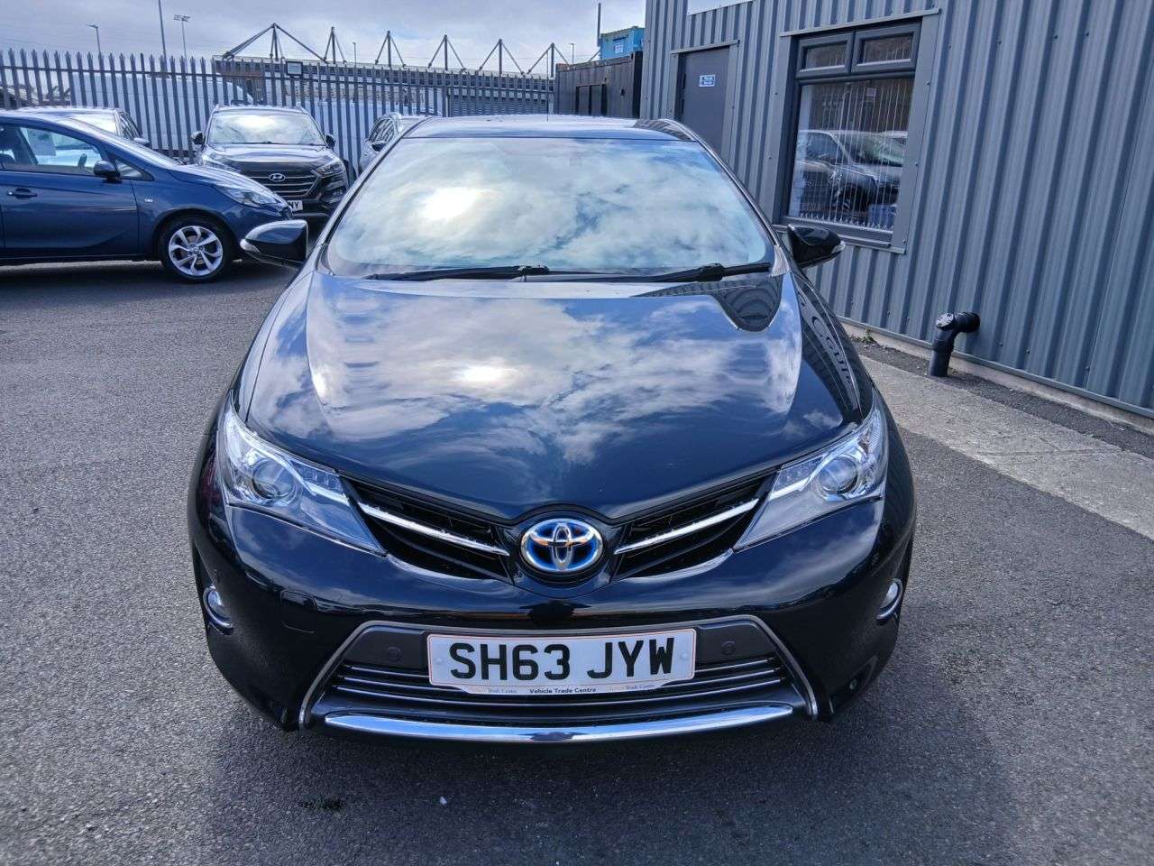 A 2013 TOYOTA AURIS 1.8 VVT-h Excel Hatchback 5dr Petrol Hybrid CVT Euro 5 (s/s) (136 ps) A 2013 TOYOTA AURIS 1.8 VVT-h Excel Hatchback 5dr Petrol Hybrid CVT Euro 5 (s/s) (136 ps)