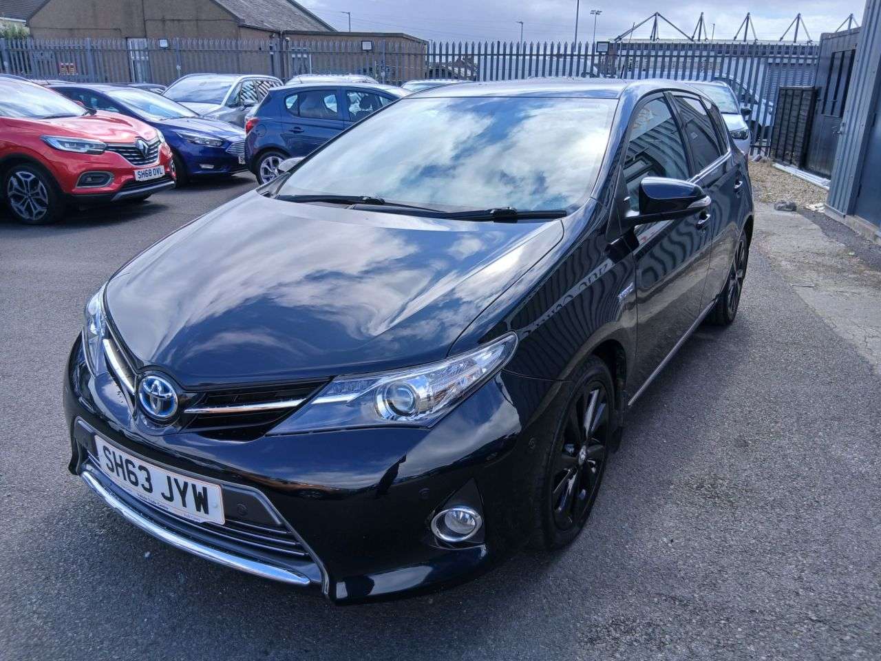 A 2013 TOYOTA AURIS 1.8 VVT-h Excel Hatchback 5dr Petrol Hybrid CVT Euro 5 (s/s) (136 ps) A 2013 TOYOTA AURIS 1.8 VVT-h Excel Hatchback 5dr Petrol Hybrid CVT Euro 5 (s/s) (136 ps)