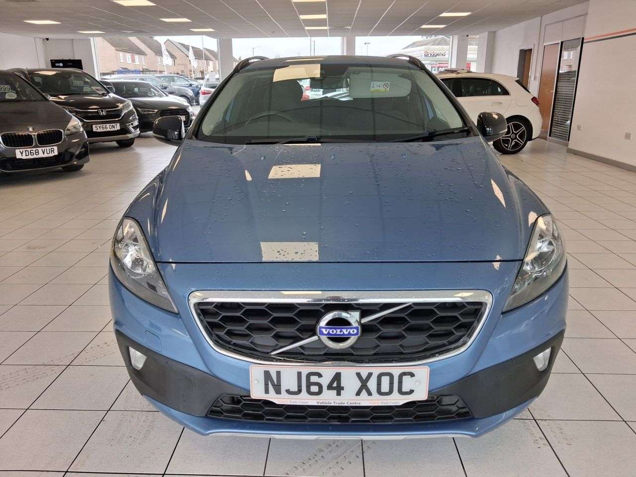 A 2014 VOLVO V40 CROSS COUNTRY 2.0 D3 SE Hatchback 5dr Diesel Manual Euro 5 (s/s) (150 ps) A 2014 VOLVO V40 CROSS COUNTRY 2.0 D3 SE Hatchback 5dr Diesel Manual Euro 5 (s/s) (150 ps)