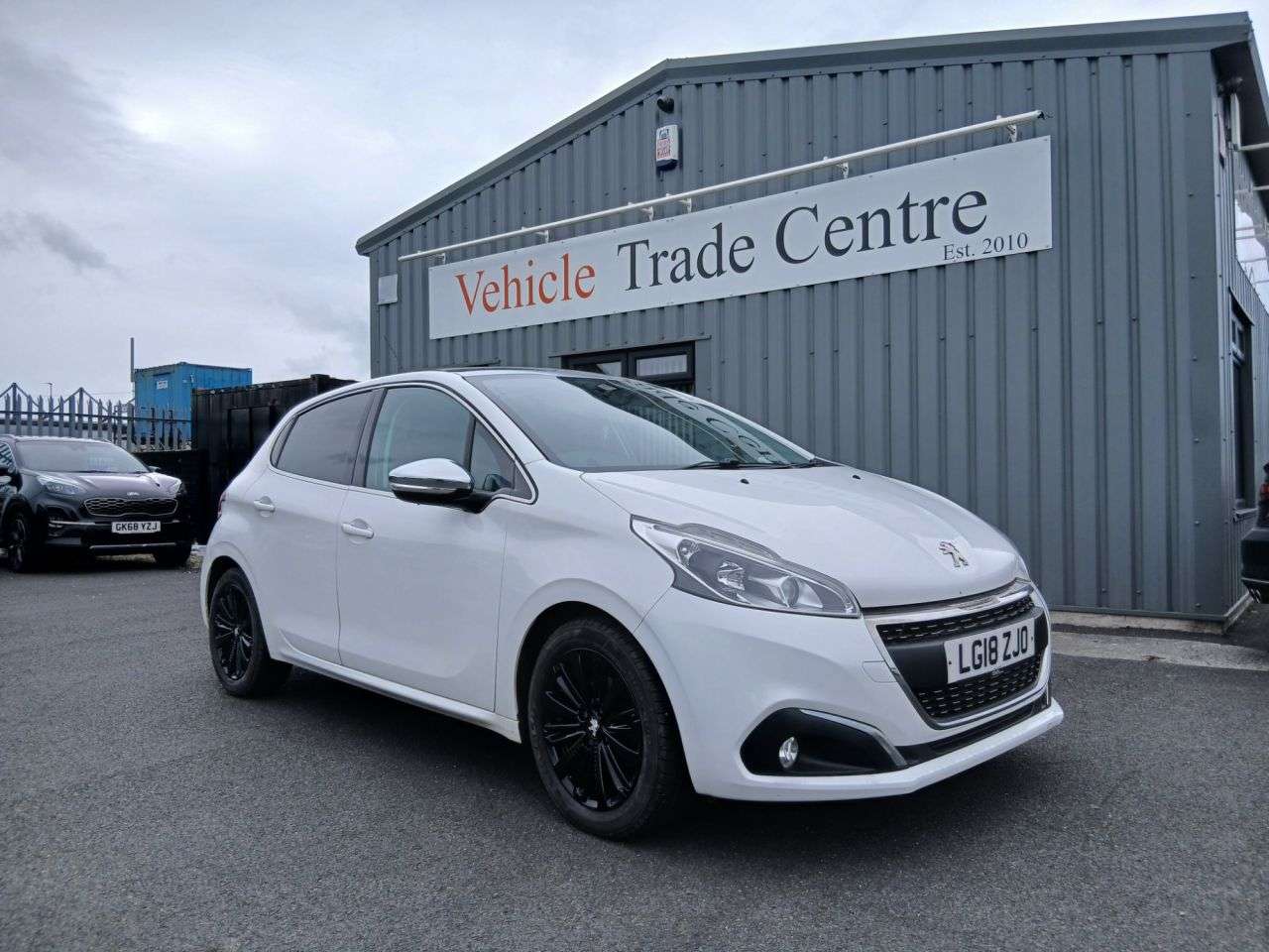 A 2018 PEUGEOT 208 1.2 PureTech Allure Premium Hatchback 5dr Petrol Manual Euro 6 (s/s) (82 ps A 2018 PEUGEOT 208 1.2 PureTech Allure Premium Hatchback 5dr Petrol Manual Euro 6 (s/s) (82 ps