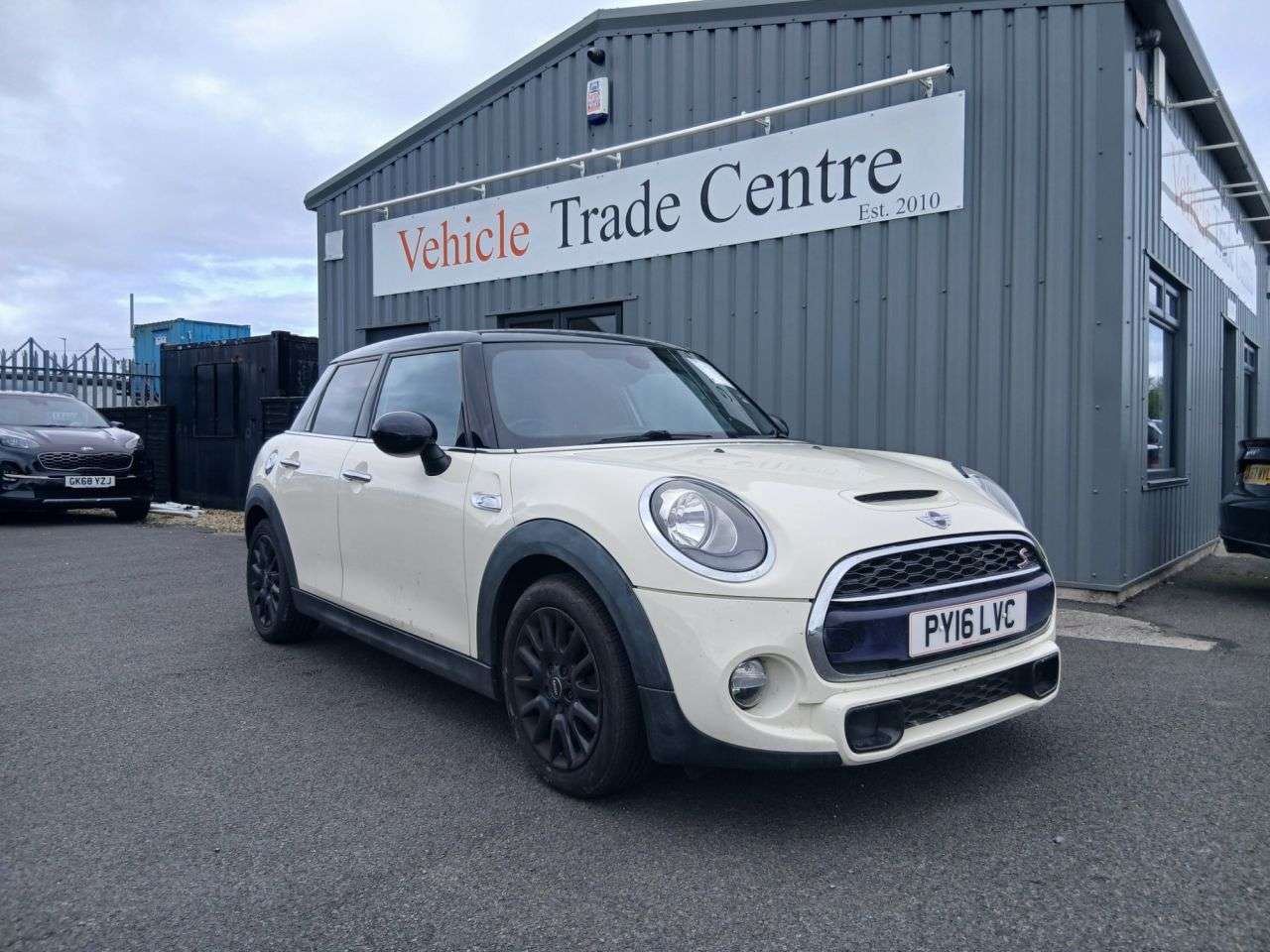 A 2016 MINI HATCH 2.0 Cooper S Hatchback 5dr Petrol Manual Euro 6 (s/s) (192 ps) A 2016 MINI HATCH 2.0 Cooper S Hatchback 5dr Petrol Manual Euro 6 (s/s) (192 ps)