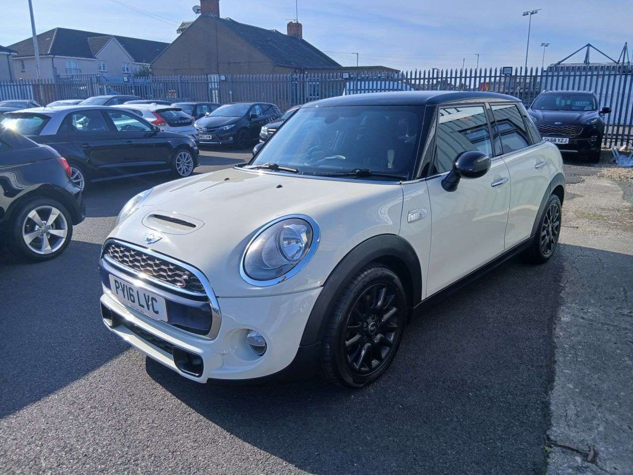 A 2016 MINI HATCH 2.0 Cooper S Hatchback 5dr Petrol Manual Euro 6 (s/s) (192 ps) A 2016 MINI HATCH 2.0 Cooper S Hatchback 5dr Petrol Manual Euro 6 (s/s) (192 ps)