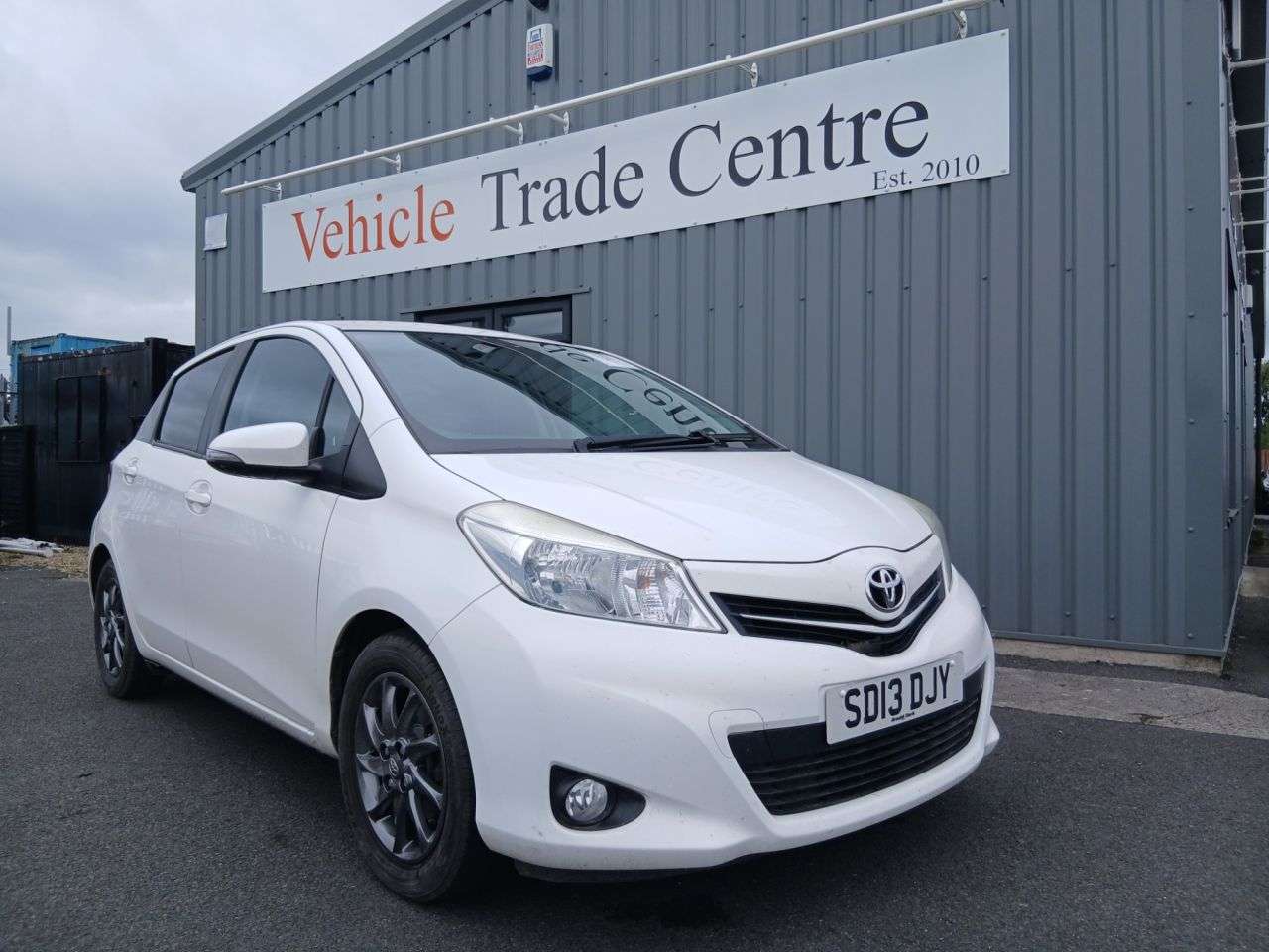 A 2013 TOYOTA YARIS 1.0 VVT-i Edition Hatchback 5dr Petrol Manual Euro 5 (69 ps) A 2013 TOYOTA YARIS 1.0 VVT-i Edition Hatchback 5dr Petrol Manual Euro 5 (69 ps)