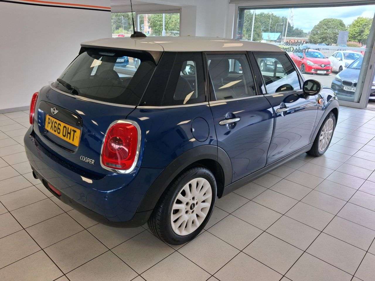 A 2016 MINI HATCH 1.5 Cooper Hatchback 5dr Petrol Auto Euro 6 (s/s) (136 ps) A 2016 MINI HATCH 1.5 Cooper Hatchback 5dr Petrol Auto Euro 6 (s/s) (136 ps)