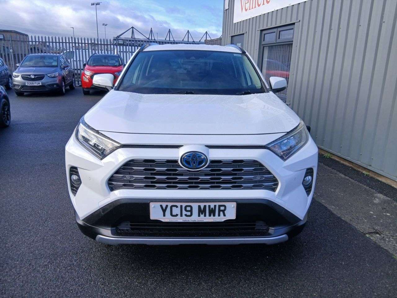 A 2019 TOYOTA RAV4 2.5 VVT-h Design SUV 5dr Petrol Hybrid CVT Euro 6 (s/s) (218 ps) A 2019 TOYOTA RAV4 2.5 VVT-h Design SUV 5dr Petrol Hybrid CVT Euro 6 (s/s) (218 ps)