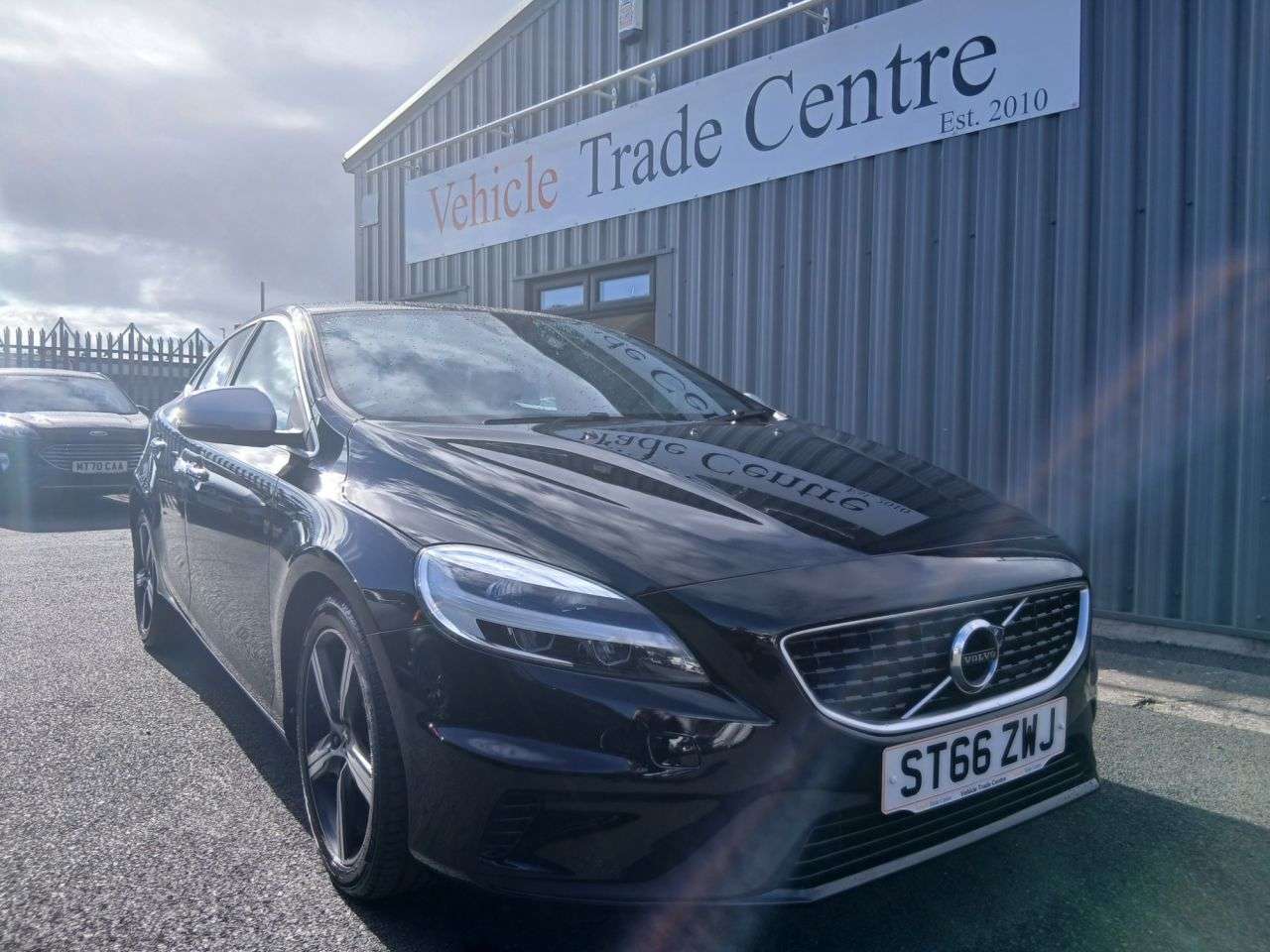 A 2017 VOLVO V40 2.0 T2 R-Design Hatchback 5dr Petrol Manual Euro 6 (s/s) (122 ps) A 2017 VOLVO V40 2.0 T2 R-Design Hatchback 5dr Petrol Manual Euro 6 (s/s) (122 ps)