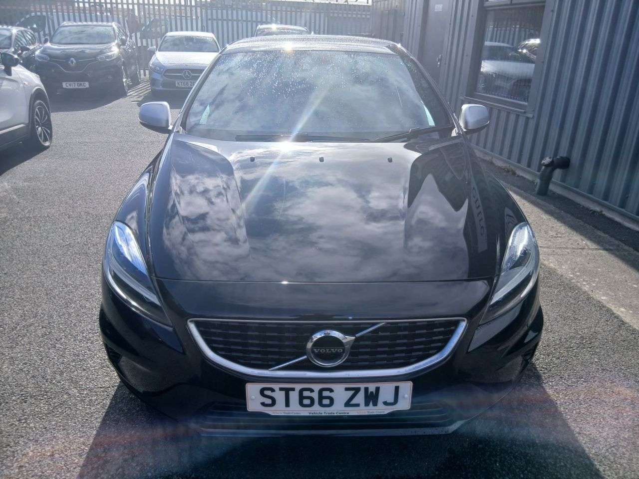 A 2017 VOLVO V40 2.0 T2 R-Design Hatchback 5dr Petrol Manual Euro 6 (s/s) (122 ps) A 2017 VOLVO V40 2.0 T2 R-Design Hatchback 5dr Petrol Manual Euro 6 (s/s) (122 ps)