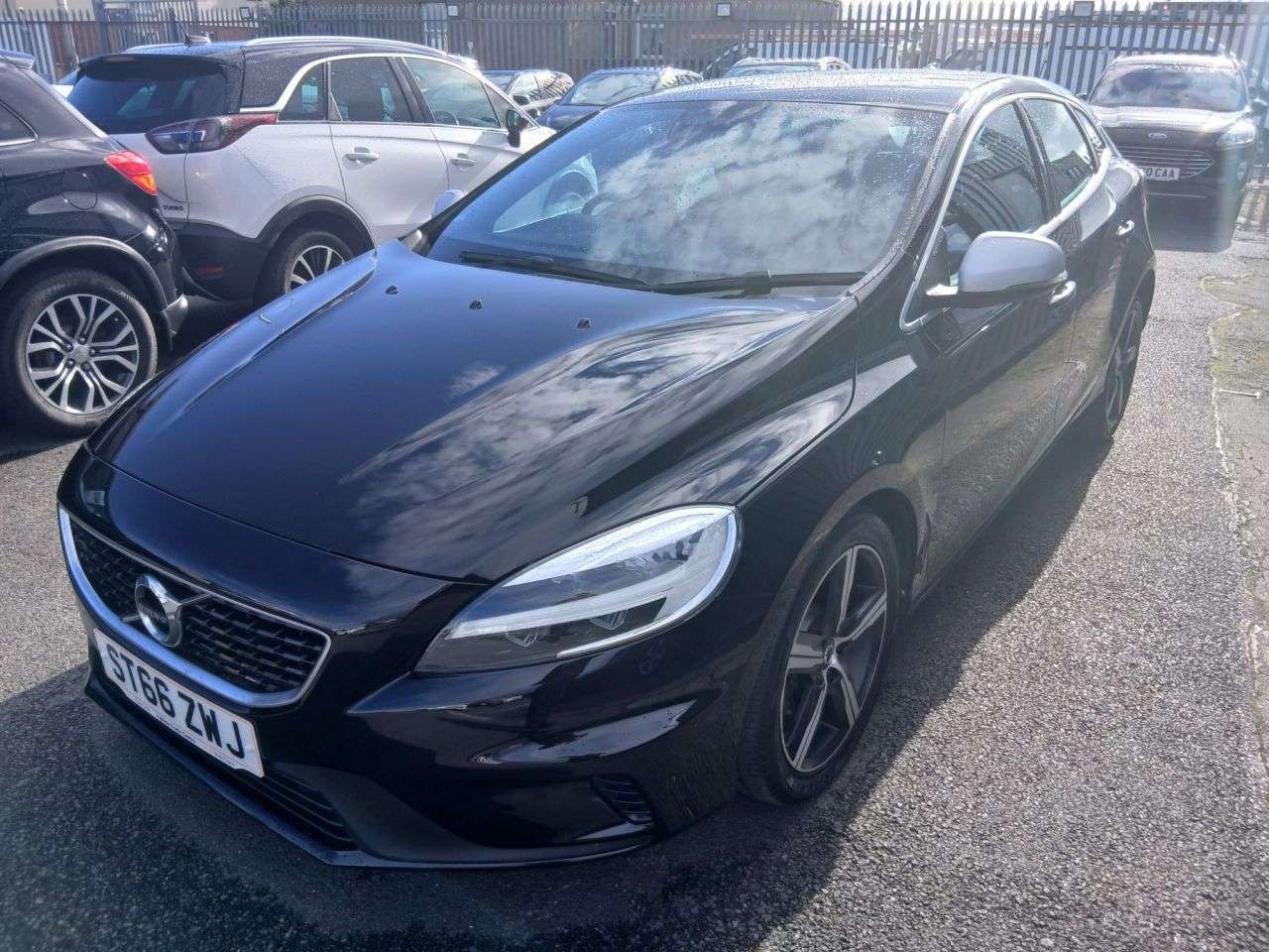 A 2017 VOLVO V40 2.0 T2 R-Design Hatchback 5dr Petrol Manual Euro 6 (s/s) (122 ps) A 2017 VOLVO V40 2.0 T2 R-Design Hatchback 5dr Petrol Manual Euro 6 (s/s) (122 ps)