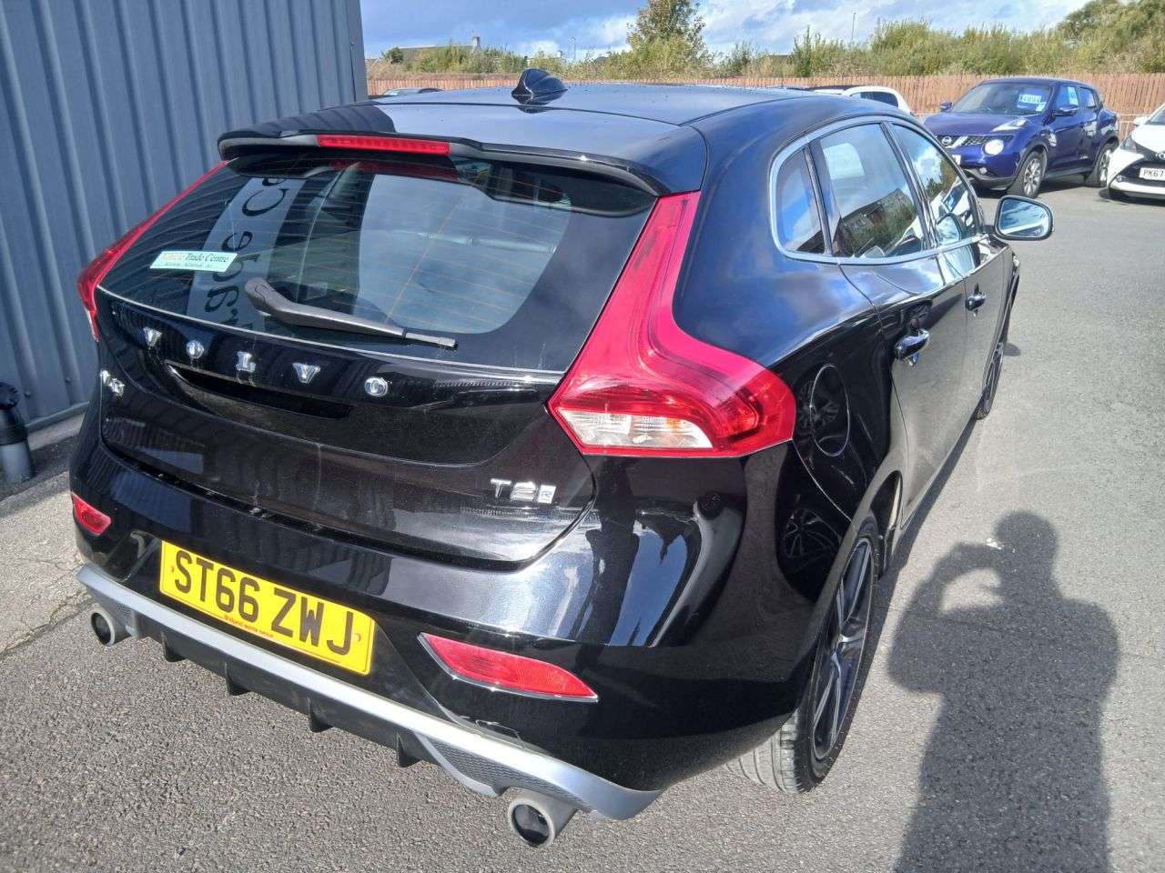 2017 VOLVO V40 2017 VOLVO V40