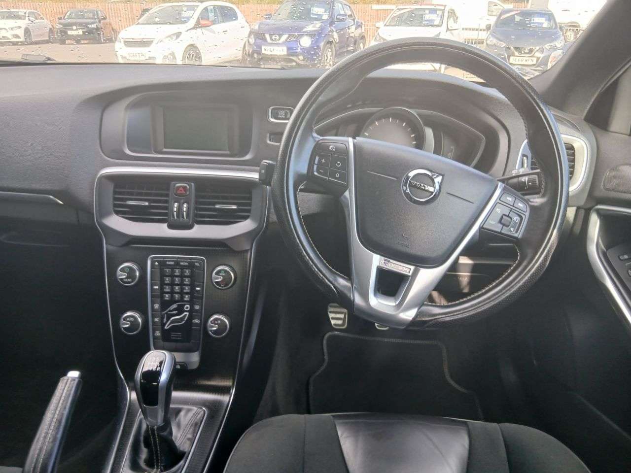 2017 VOLVO V40 2017 VOLVO V40