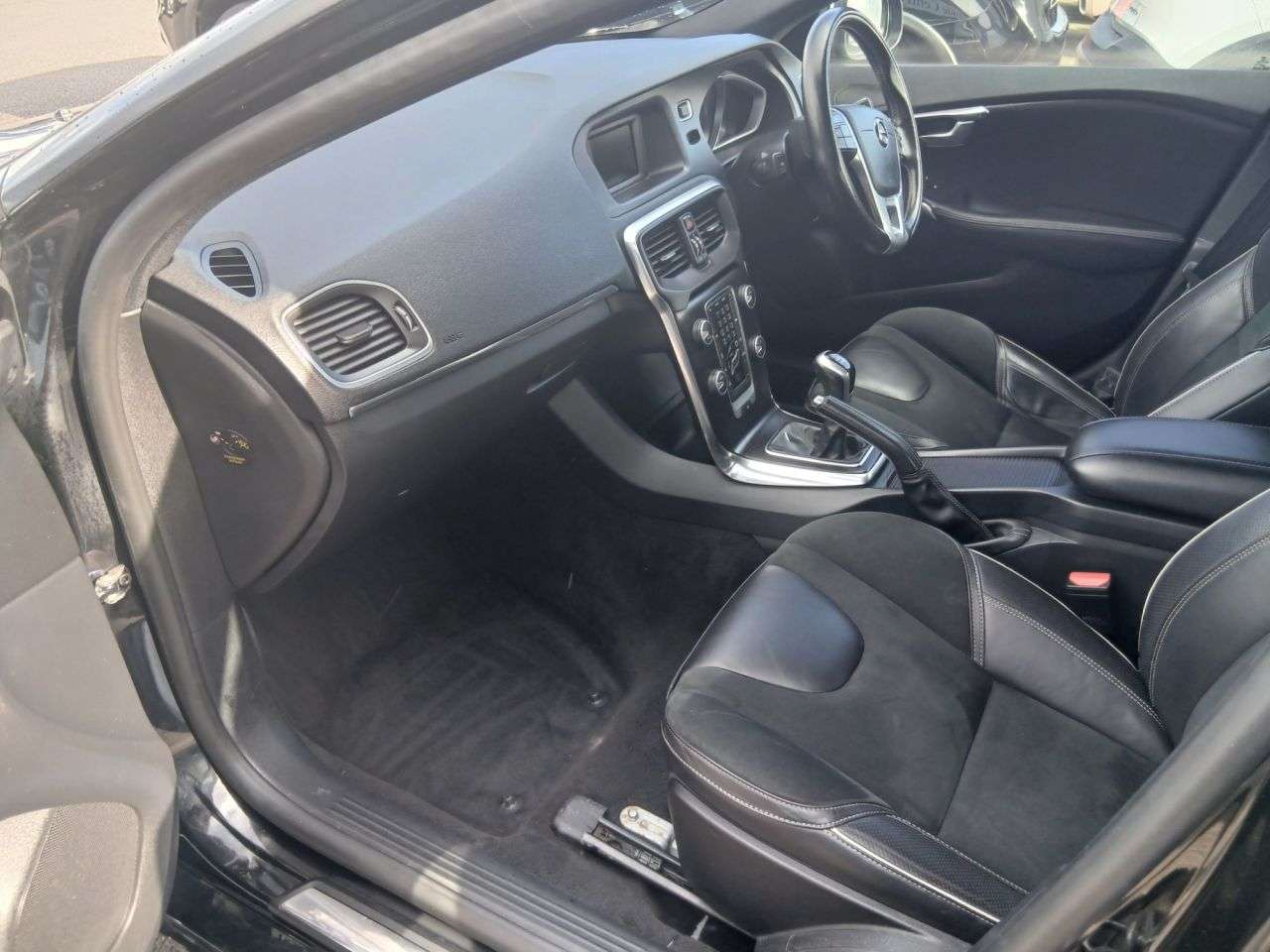 2017 VOLVO V40 2017 VOLVO V40