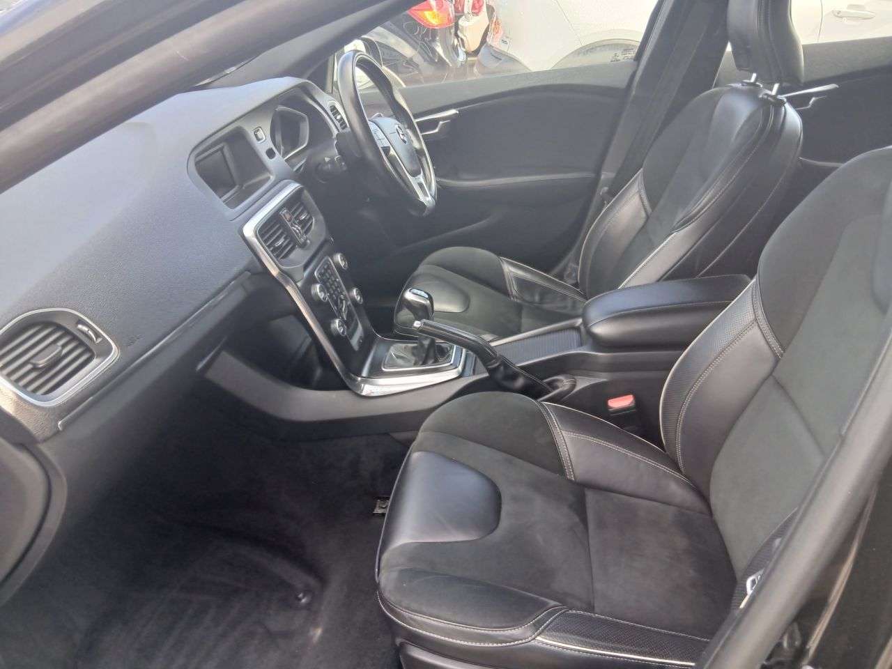 2017 VOLVO V40 2017 VOLVO V40