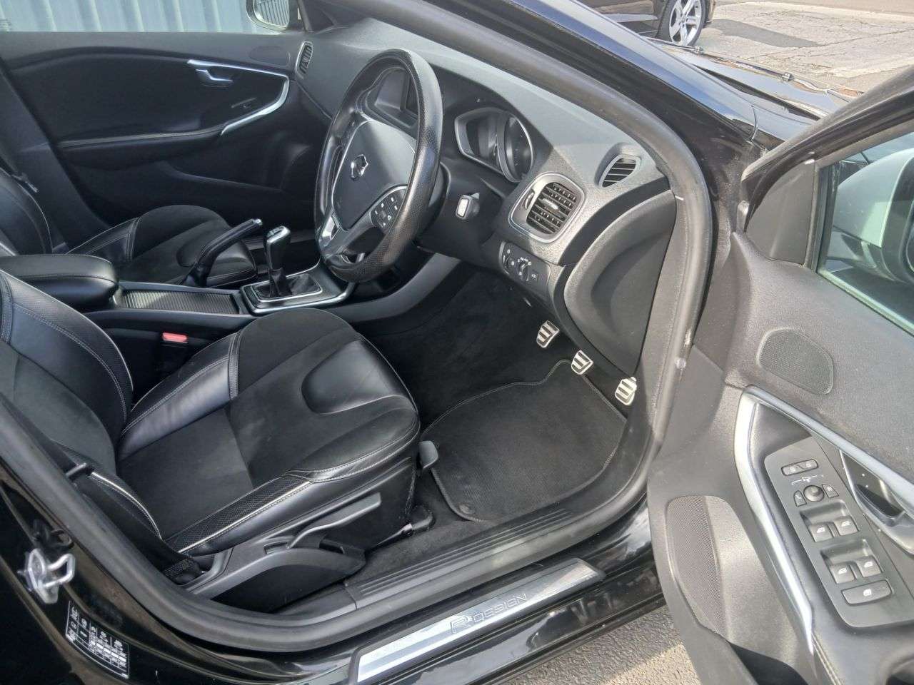 2017 VOLVO V40 2017 VOLVO V40