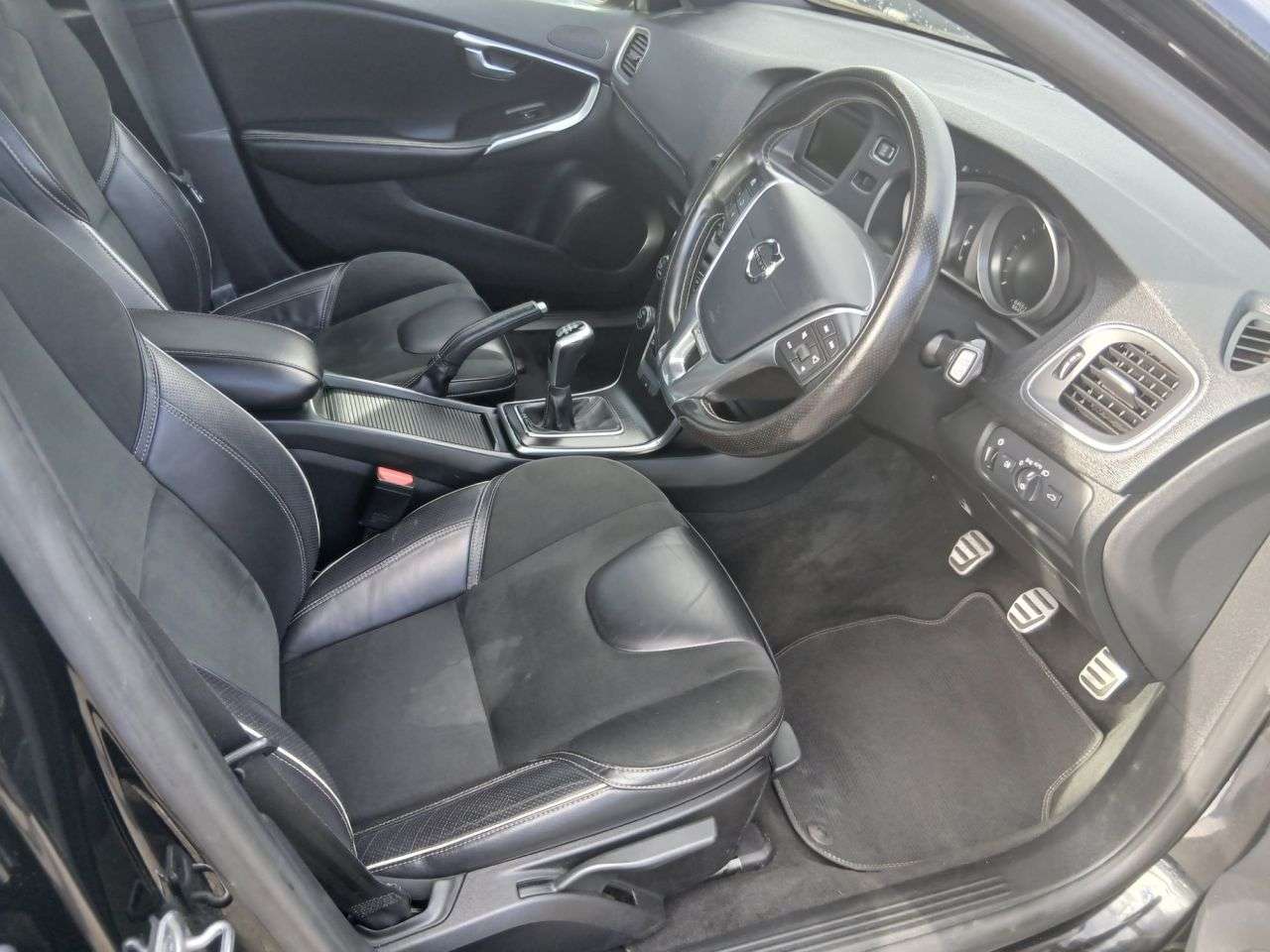 2017 VOLVO V40 2017 VOLVO V40