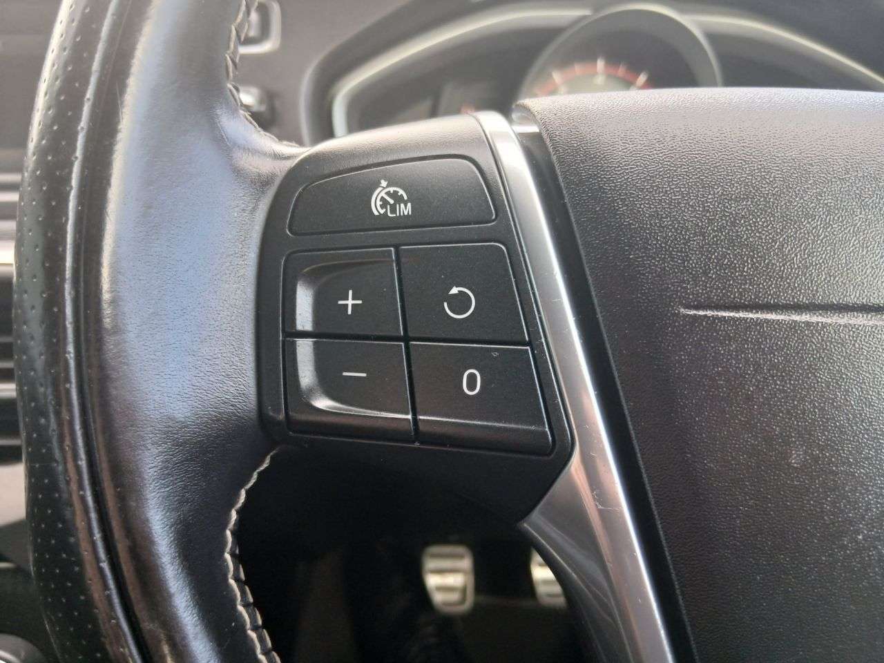 2017 VOLVO V40 2017 VOLVO V40
