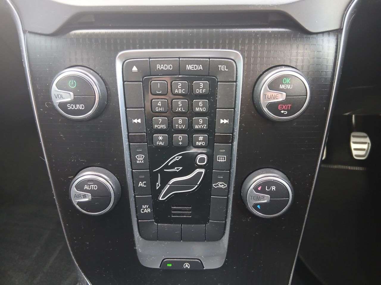 2017 VOLVO V40 2017 VOLVO V40