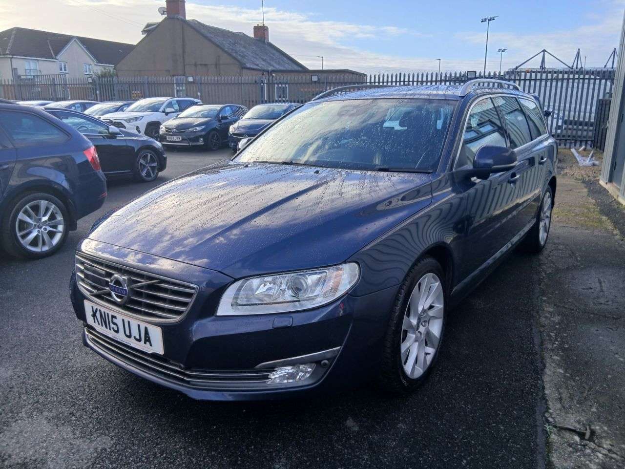 A 2015 VOLVO V70 2.4 D5 SE Lux Estate 5dr Diesel Manual Euro 5 (s/s) (215 ps) A 2015 VOLVO V70 2.4 D5 SE Lux Estate 5dr Diesel Manual Euro 5 (s/s) (215 ps)