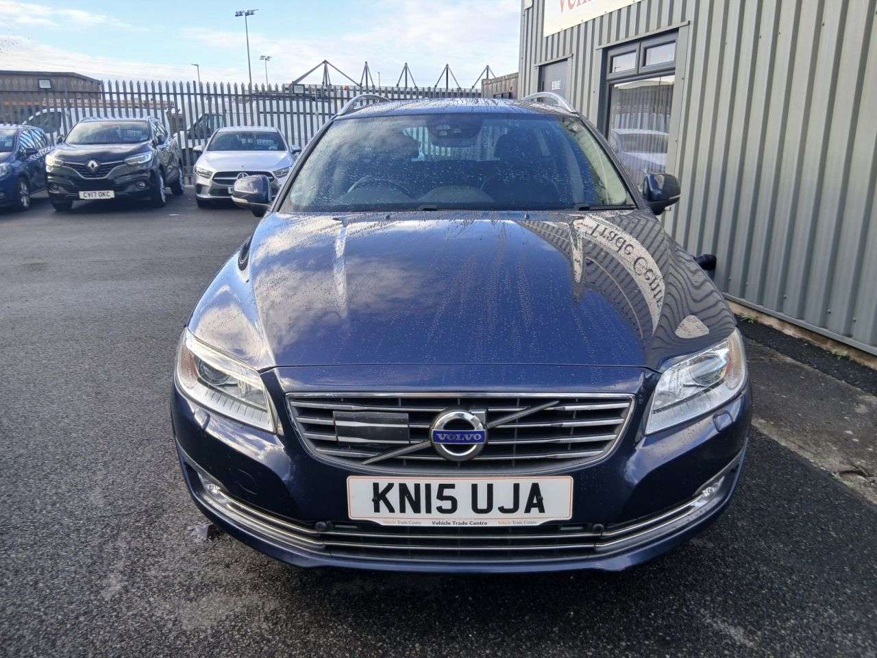 A 2015 VOLVO V70 2.4 D5 SE Lux Estate 5dr Diesel Manual Euro 5 (s/s) (215 ps) A 2015 VOLVO V70 2.4 D5 SE Lux Estate 5dr Diesel Manual Euro 5 (s/s) (215 ps)