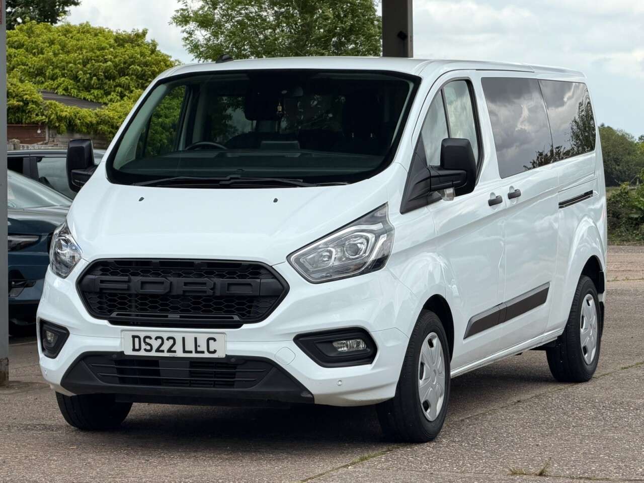 A 2022 FORD TRANSIT CUSTOM 2.0 320 EcoBlue Trend Kombi Double Cab 5dr Diesel Manual L2 H1 Euro 6 (s/s) A 2022 FORD TRANSIT CUSTOM 2.0 320 EcoBlue Trend Kombi Double Cab 5dr Diesel Manual L2 H1 Euro 6 (s/s)