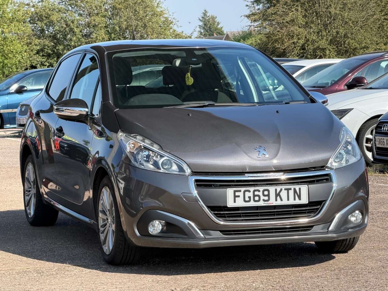 A 2019 PEUGEOT 208 1.2 PureTech Signature Hatchback 5dr Petrol Manual Euro 6 (s/s) (82 ps) **H A 2019 PEUGEOT 208 1.2 PureTech Signature Hatchback 5dr Petrol Manual Euro 6 (s/s) (82 ps) **H