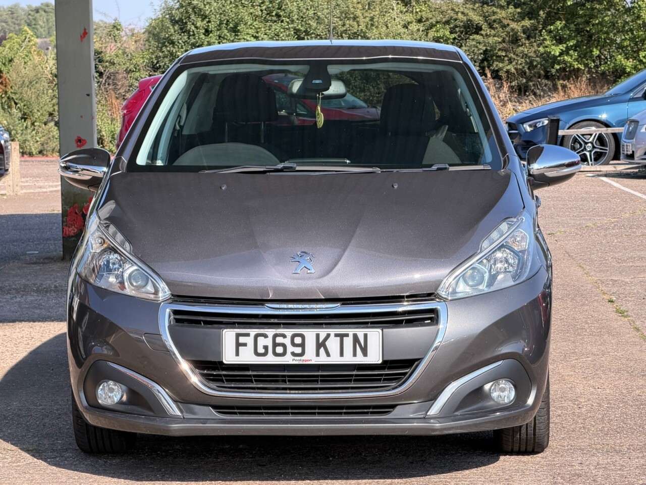 A 2019 PEUGEOT 208 1.2 PureTech Signature Hatchback 5dr Petrol Manual Euro 6 (s/s) (82 ps) **H A 2019 PEUGEOT 208 1.2 PureTech Signature Hatchback 5dr Petrol Manual Euro 6 (s/s) (82 ps) **H