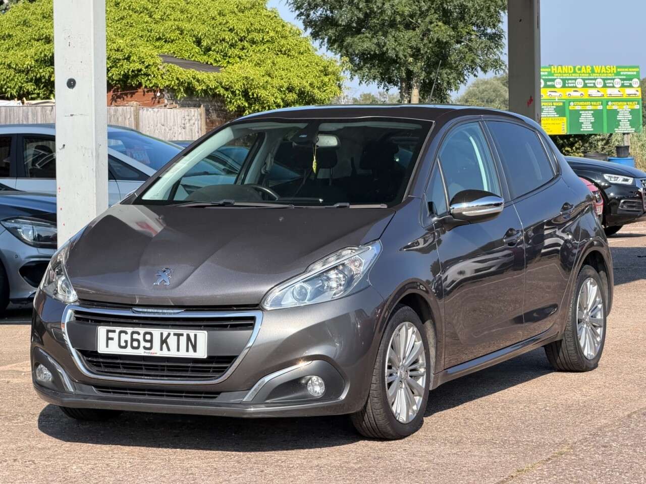 A 2019 PEUGEOT 208 1.2 PureTech Signature Hatchback 5dr Petrol Manual Euro 6 (s/s) (82 ps) **H A 2019 PEUGEOT 208 1.2 PureTech Signature Hatchback 5dr Petrol Manual Euro 6 (s/s) (82 ps) **H