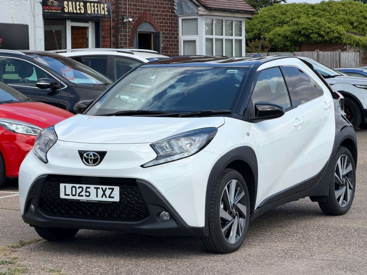 A 2025 TOYOTA AYGO X 1.0 VVT-i Edge Hatchback 5dr Petrol x-shift Euro 6 (s/s) (72 ps) **FRESH MO A 2025 TOYOTA AYGO X 1.0 VVT-i Edge Hatchback 5dr Petrol x-shift Euro 6 (s/s) (72 ps) **FRESH MO