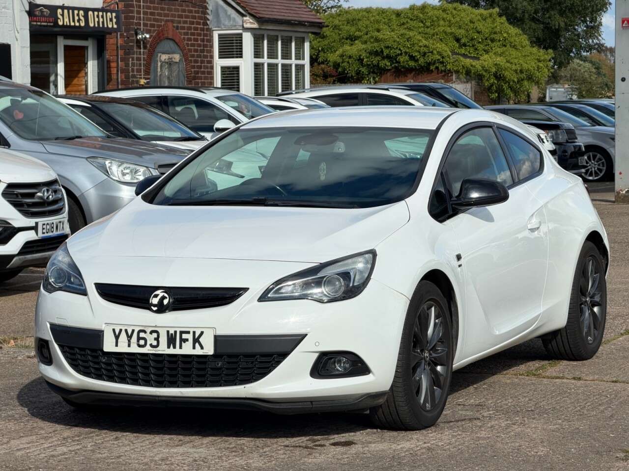 A 2013 VAUXHALL ASTRA GTC 1.6T 16V SRi Coupe 3dr Petrol Manual Euro 5 (180 ps) **SENSORS~FRESH MOT + A 2013 VAUXHALL ASTRA GTC 1.6T 16V SRi Coupe 3dr Petrol Manual Euro 5 (180 ps) **SENSORS~FRESH MOT +