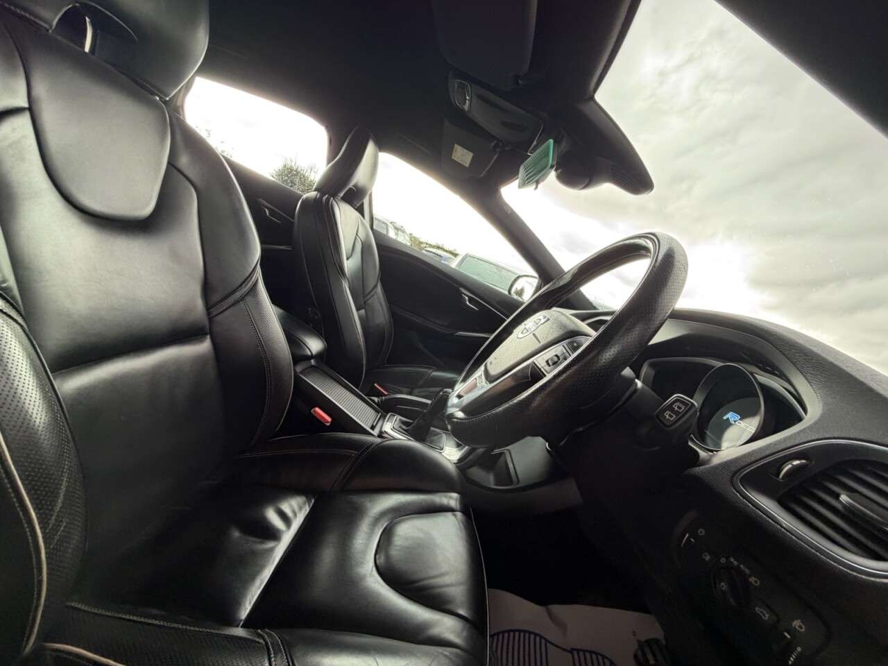 2015 VOLVO V40 2015 VOLVO V40