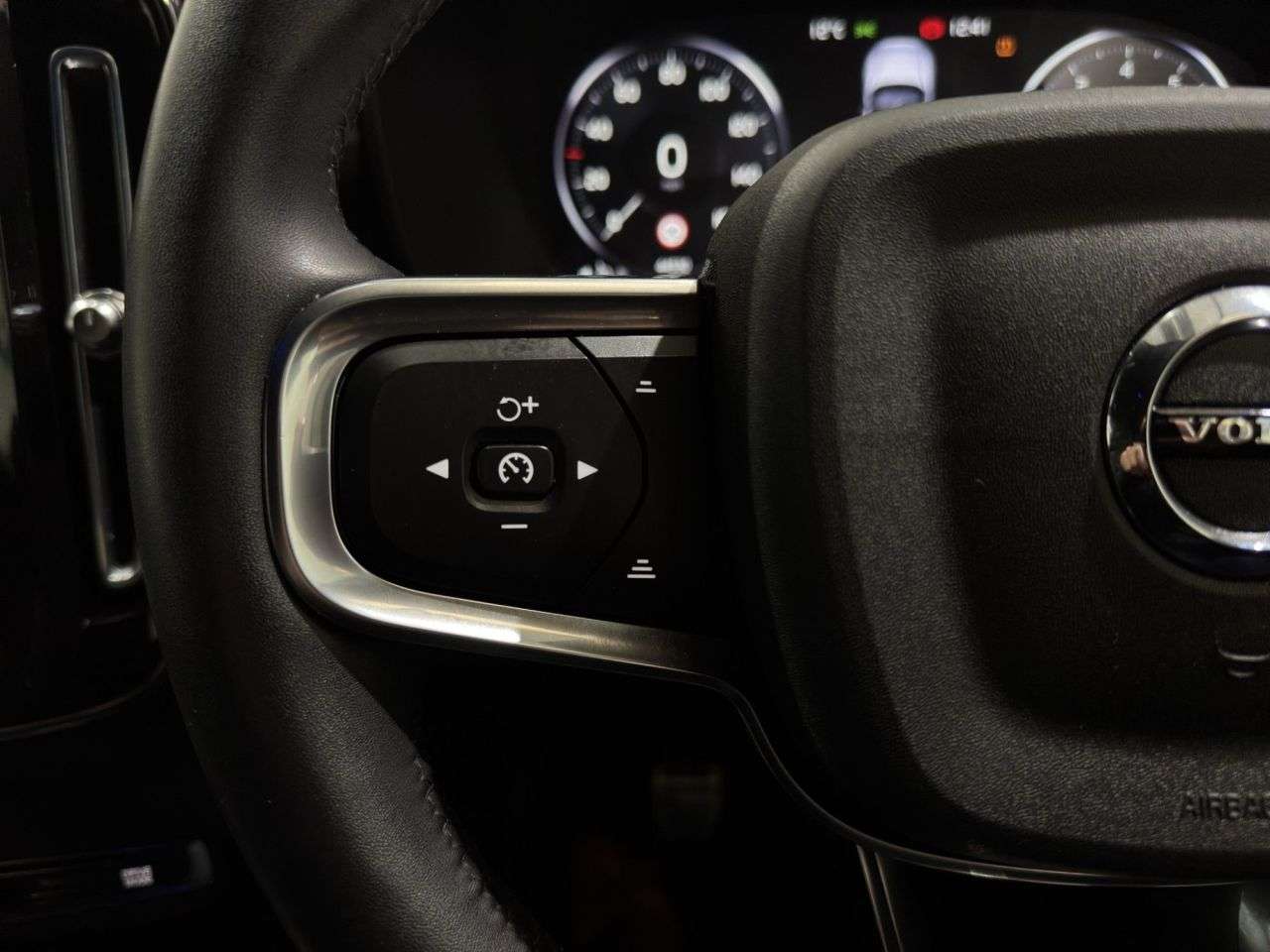 2021 VOLVO XC40 2021 VOLVO XC40