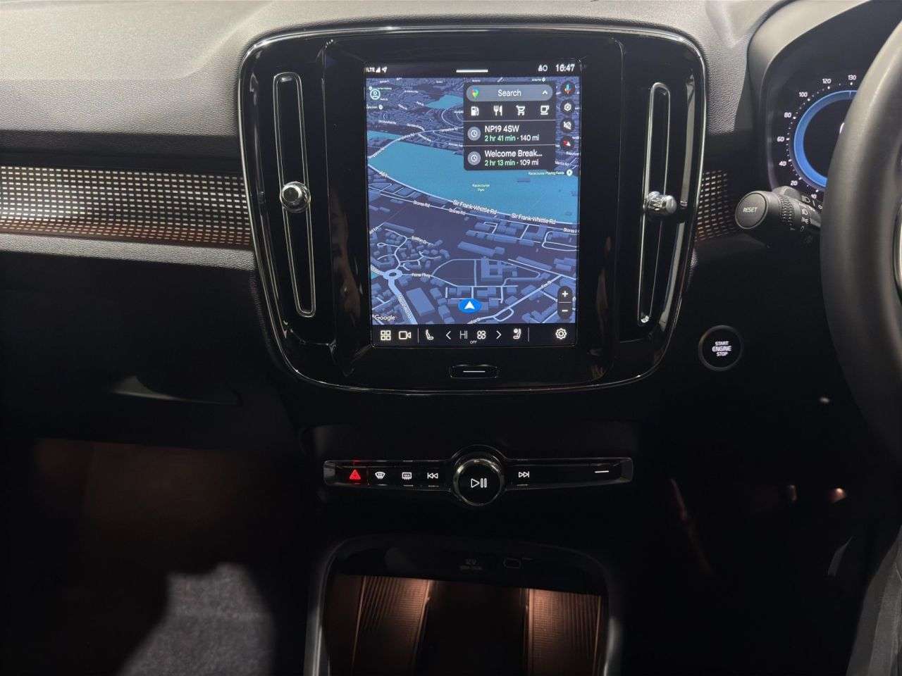 2024 VOLVO XC40 2024 VOLVO XC40