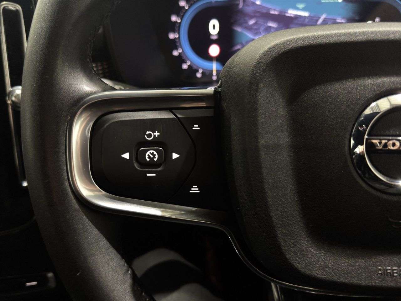 2024 VOLVO XC40 2024 VOLVO XC40