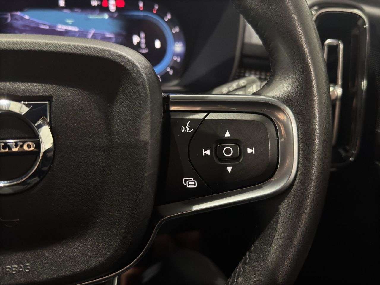 2024 VOLVO XC40 2024 VOLVO XC40