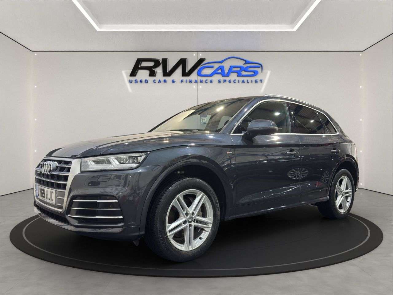 A 2020 AUDI Q5 2.0 TFSI 45 S line SUV 5dr Petrol S Tronic quattro Euro 6 (s/s) (245 ps) A 2020 AUDI Q5 2.0 TFSI 45 S line SUV 5dr Petrol S Tronic quattro Euro 6 (s/s) (245 ps)