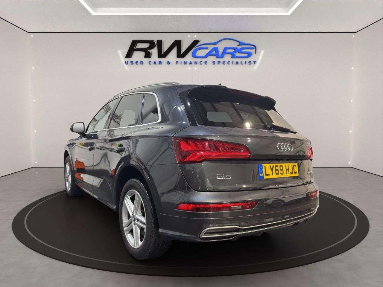 A 2020 AUDI Q5 2.0 TFSI 45 S line SUV 5dr Petrol S Tronic quattro Euro 6 (s/s) (245 ps) A 2020 AUDI Q5 2.0 TFSI 45 S line SUV 5dr Petrol S Tronic quattro Euro 6 (s/s) (245 ps)