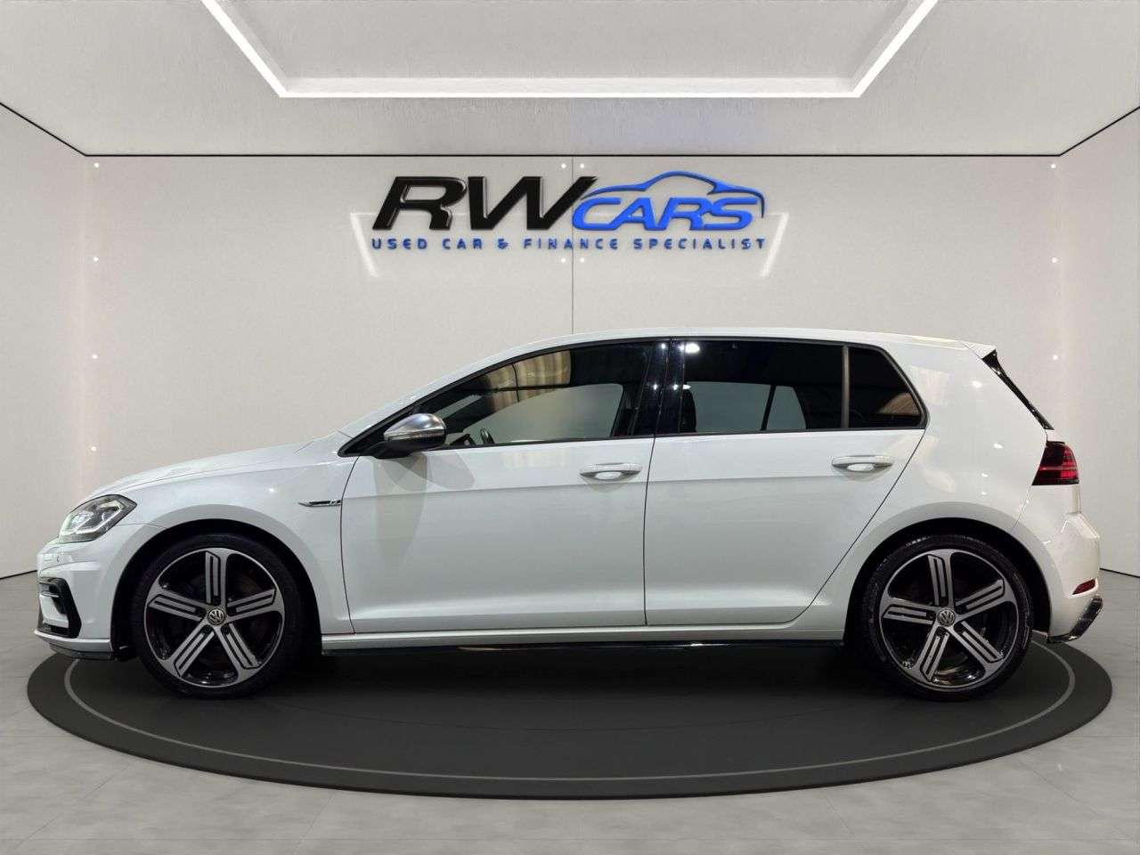 A 2020 VOLKSWAGEN GOLF 2.0 TSI R Hatchback 5dr Petrol DSG 4Motion Euro 6 (s/s) (300 ps) A 2020 VOLKSWAGEN GOLF 2.0 TSI R Hatchback 5dr Petrol DSG 4Motion Euro 6 (s/s) (300 ps)