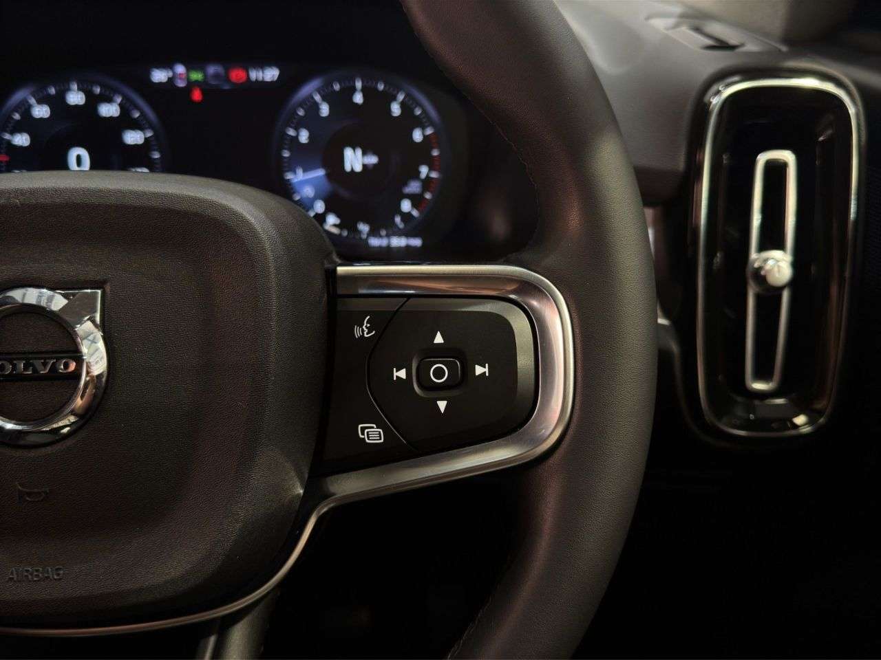 2022 VOLVO XC40 2022 VOLVO XC40