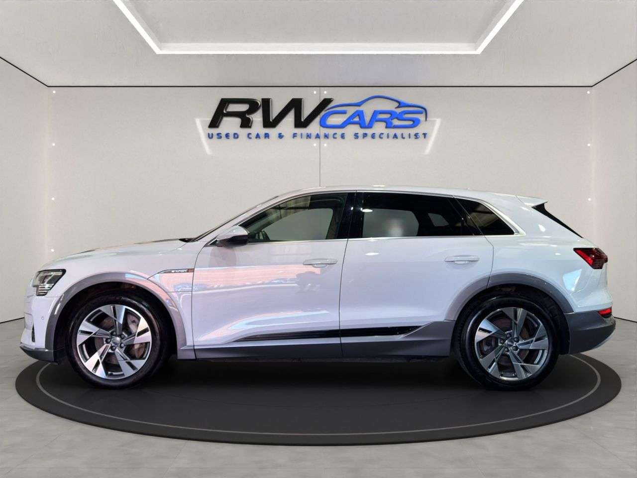 A 2020 AUDI E-TRON 55 SUV 5dr Electric Auto quattro 95kWh (408 ps) A 2020 AUDI E-TRON 55 SUV 5dr Electric Auto quattro 95kWh (408 ps)