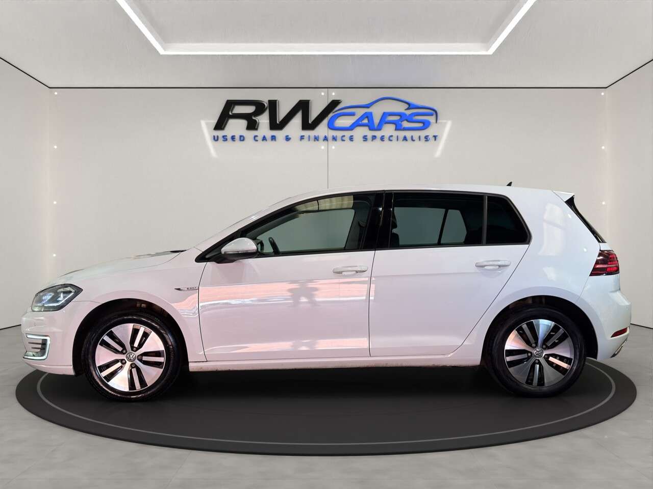 A 2019 VOLKSWAGEN E-GOLF 35.8kWh e-Golf Hatchback 5dr Electric Auto (136 ps) A 2019 VOLKSWAGEN E-GOLF 35.8kWh e-Golf Hatchback 5dr Electric Auto (136 ps)