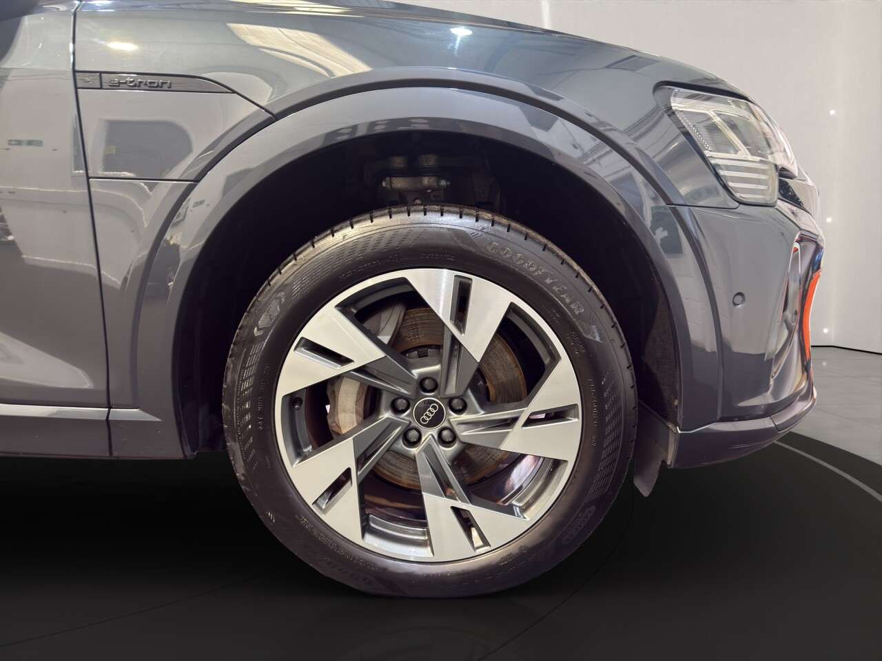 2023 AUDI Q8 E-TRON 2023 AUDI Q8 E-TRON