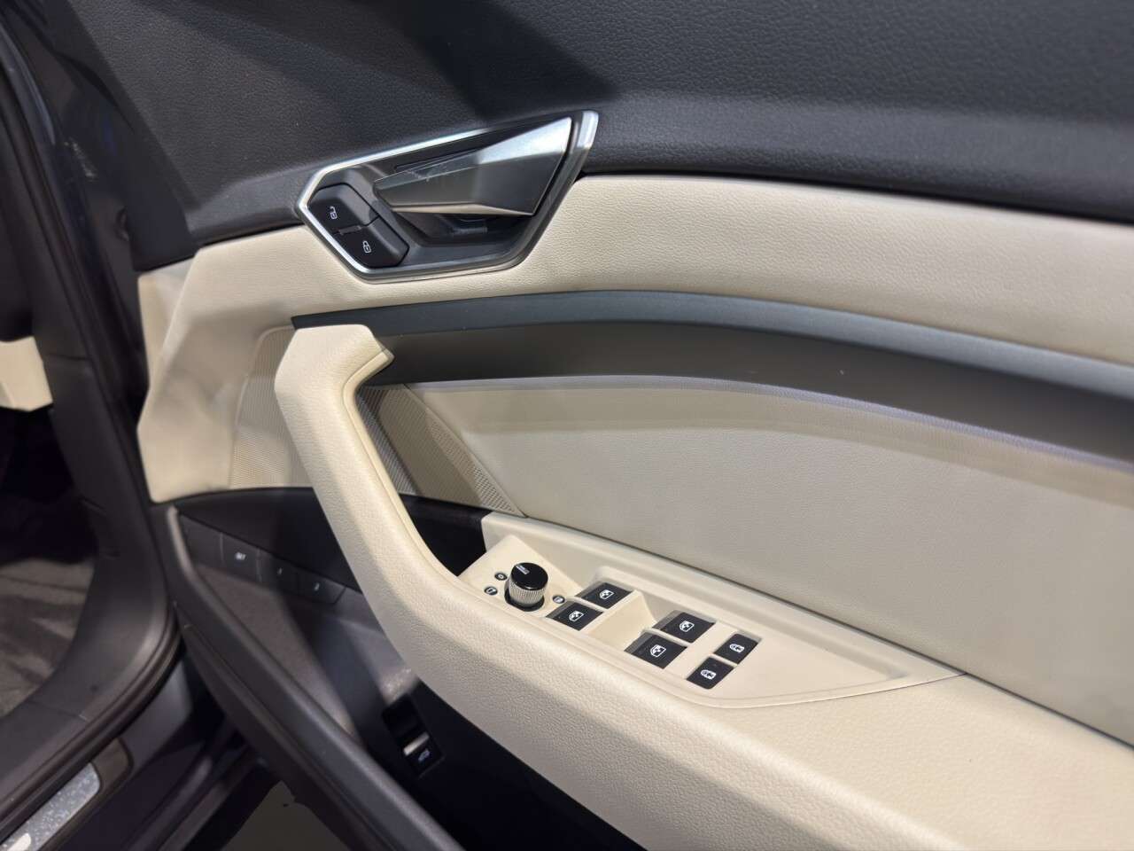 2023 AUDI Q8 E-TRON 2023 AUDI Q8 E-TRON