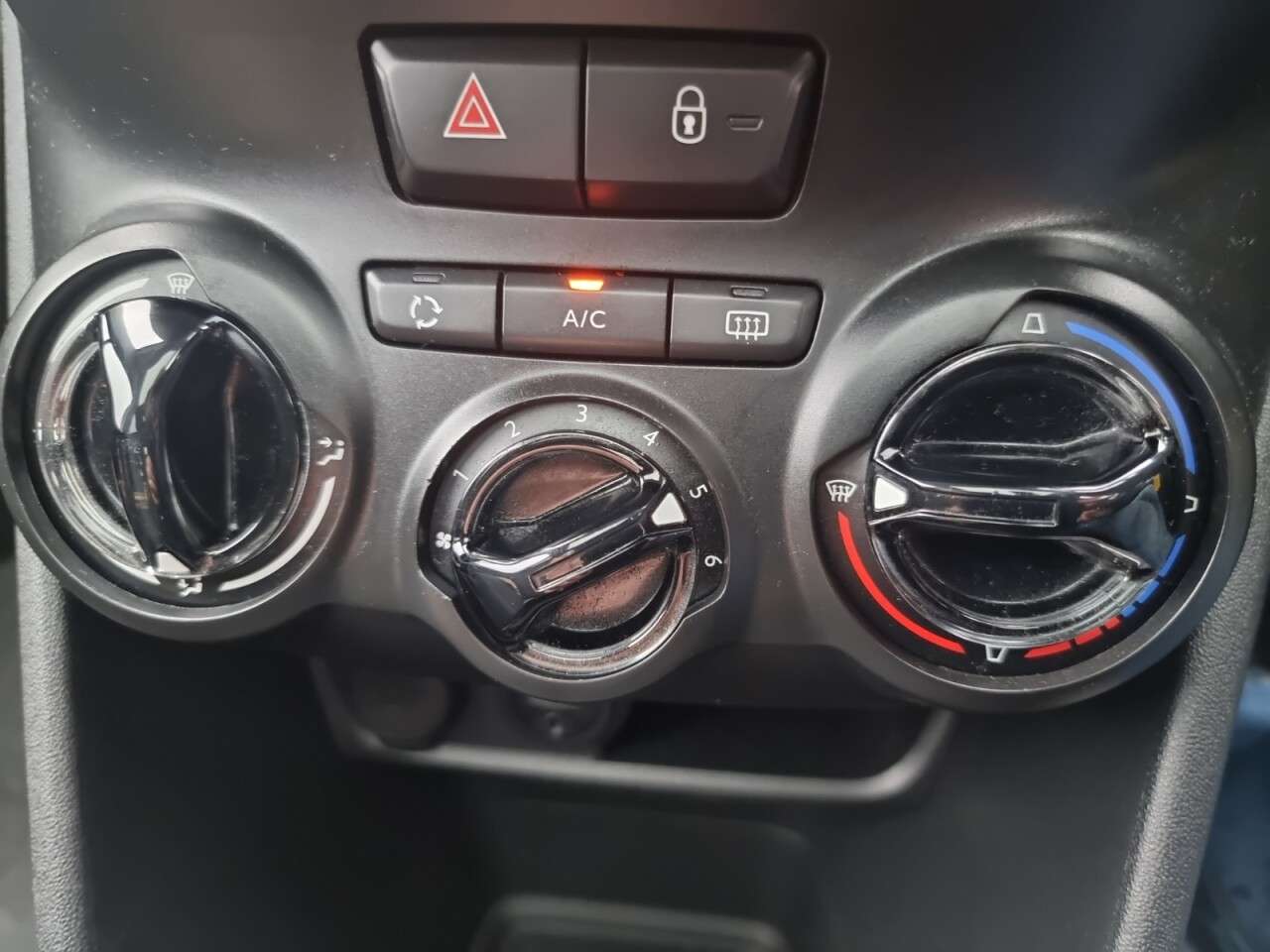 2015 PEUGEOT 208 2015 PEUGEOT 208