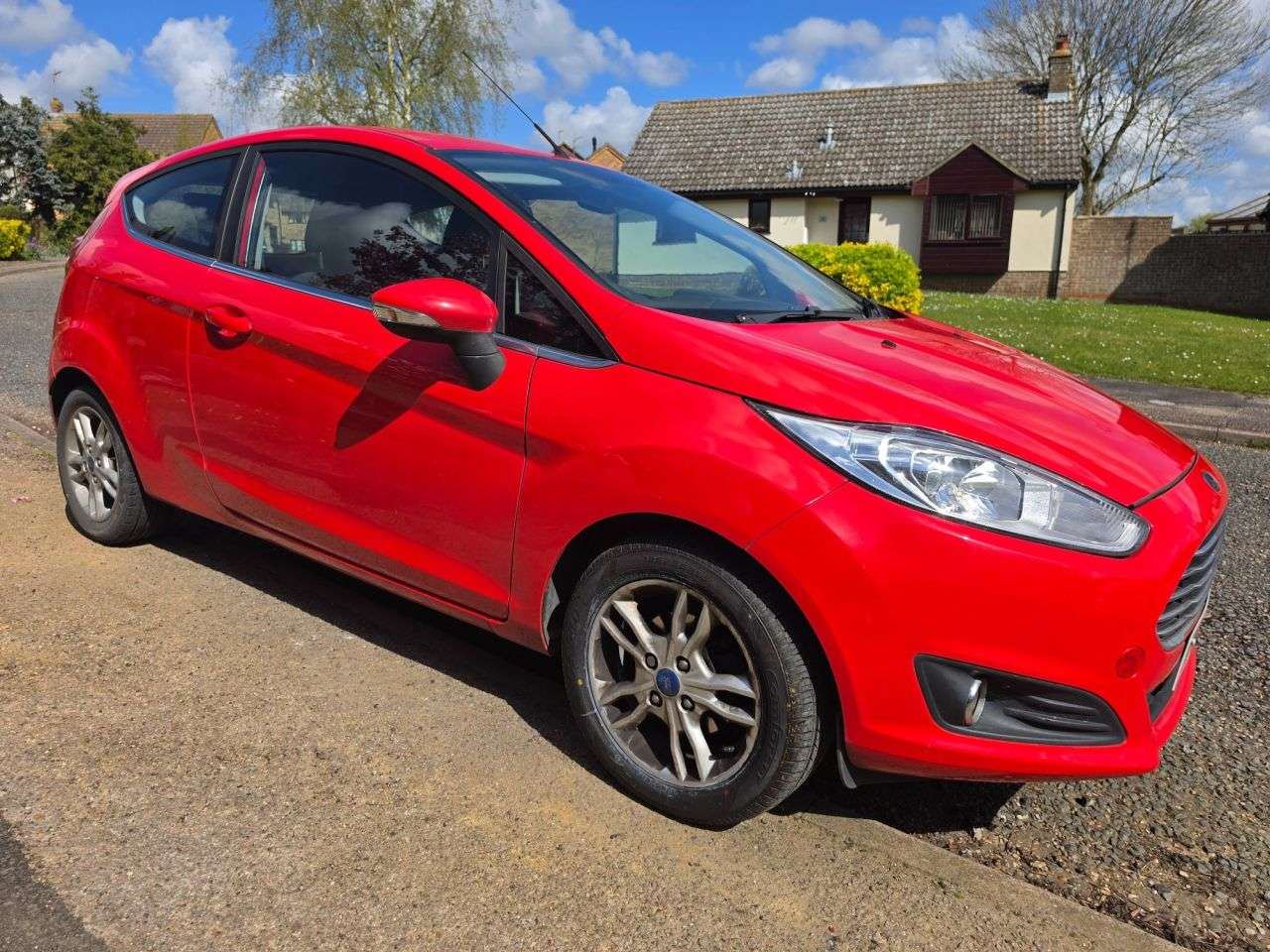A 2015 FORD FIESTA 1.25 Zetec Hatchback 3dr Petrol Manual Euro 5 (82 ps) QUICK CLEAR SCREEN + A 2015 FORD FIESTA 1.25 Zetec Hatchback 3dr Petrol Manual Euro 5 (82 ps) QUICK CLEAR SCREEN +