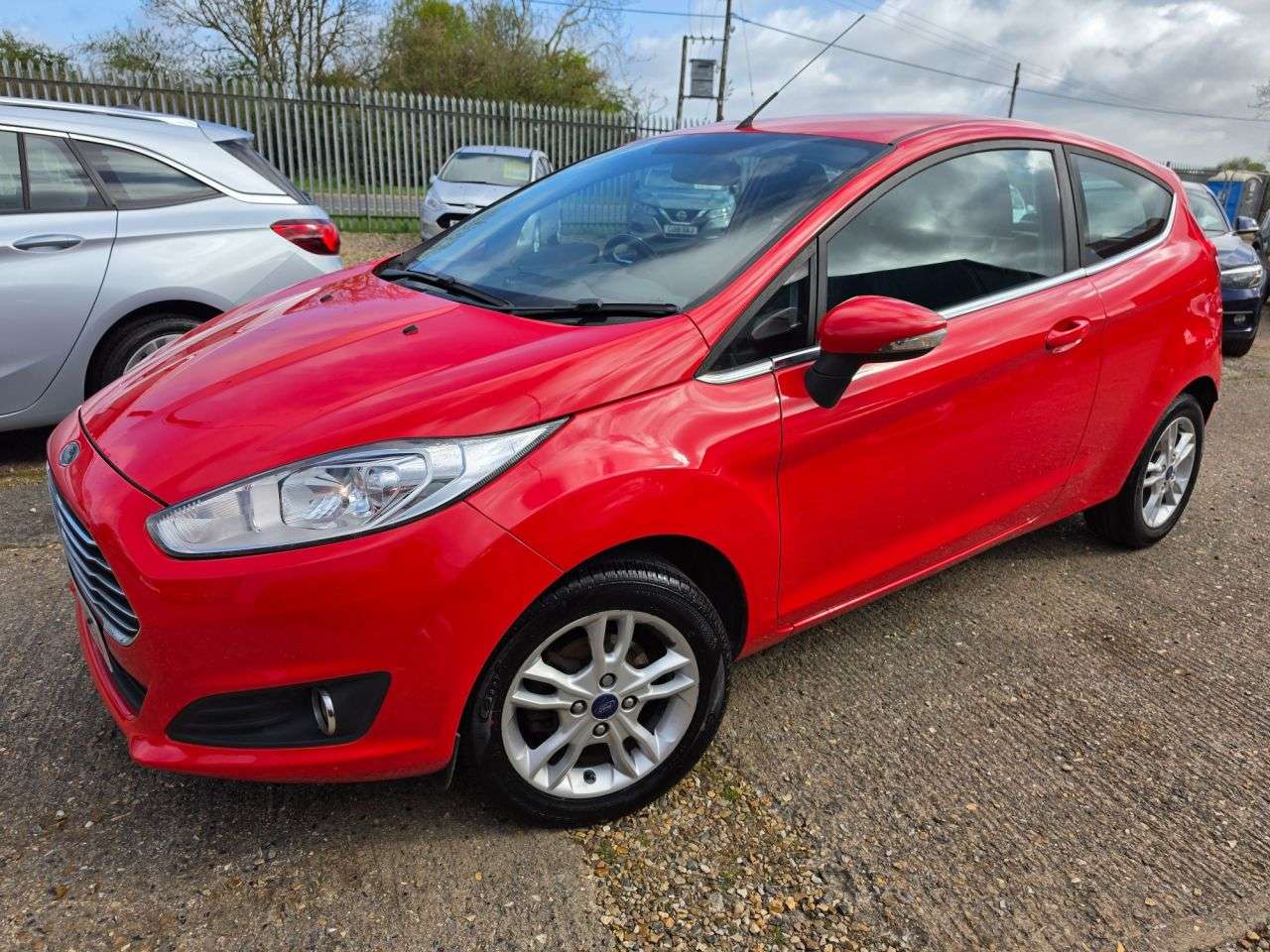 A 2015 FORD FIESTA 1.25 Zetec Hatchback 3dr Petrol Manual Euro 5 (82 ps) QUICK CLEAR SCREEN + A 2015 FORD FIESTA 1.25 Zetec Hatchback 3dr Petrol Manual Euro 5 (82 ps) QUICK CLEAR SCREEN +