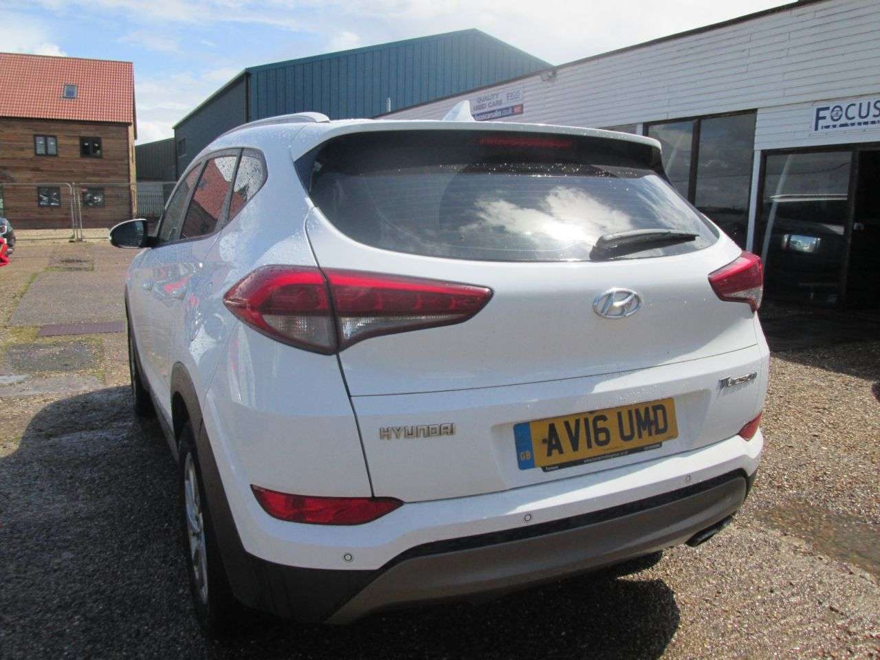 A 2016 HYUNDAI TUCSON 2.0 CRDi Blue Drive SE Nav SUV 5dr Diesel Manual Euro 6 (s/s) (136 ps) WHIT A 2016 HYUNDAI TUCSON 2.0 CRDi Blue Drive SE Nav SUV 5dr Diesel Manual Euro 6 (s/s) (136 ps) WHIT