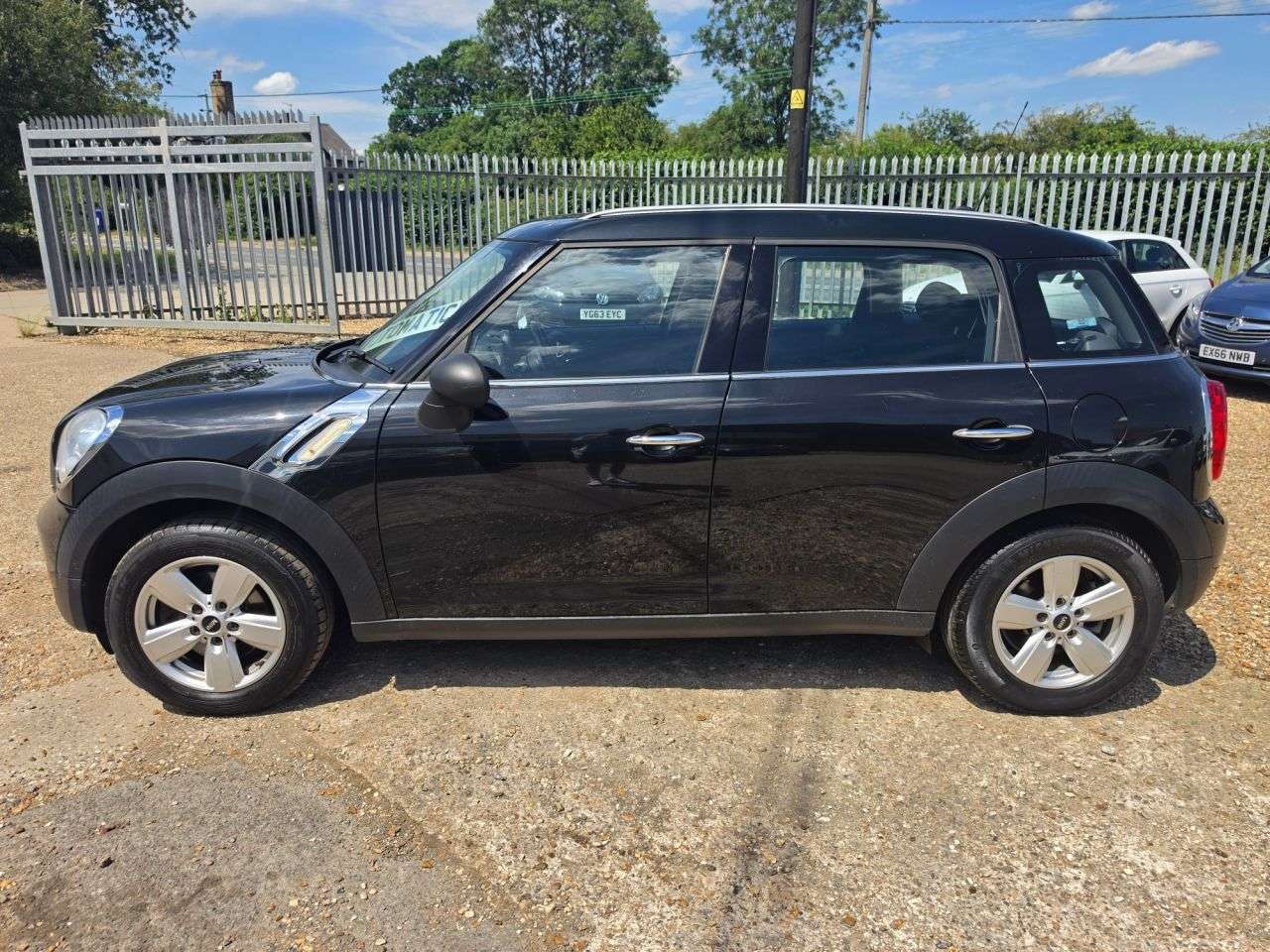 A 2015 MINI COUNTRYMAN 1.6 One SUV 5dr Petrol Auto Euro 6 (98 ps) LOW MILEAGE PETROL AUTOMATIC A 2015 MINI COUNTRYMAN 1.6 One SUV 5dr Petrol Auto Euro 6 (98 ps) LOW MILEAGE PETROL AUTOMATIC
