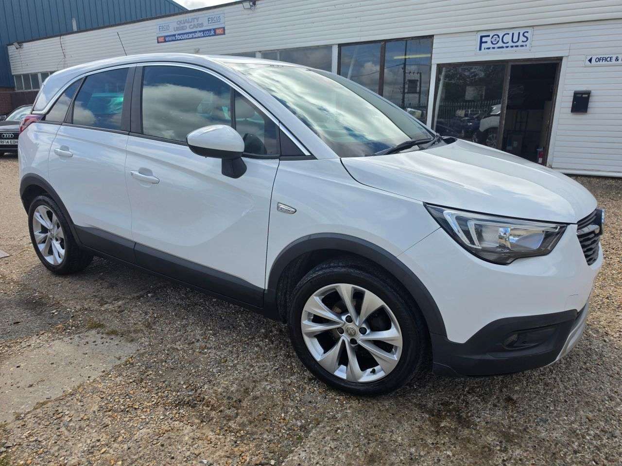 A 2019 VAUXHALL CROSSLAND X 1.5 Turbo D ecoTEC Tech Line Nav SUV 5dr Diesel Manual Euro 6 (s/s) (102 ps A 2019 VAUXHALL CROSSLAND X 1.5 Turbo D ecoTEC Tech Line Nav SUV 5dr Diesel Manual Euro 6 (s/s) (102 ps