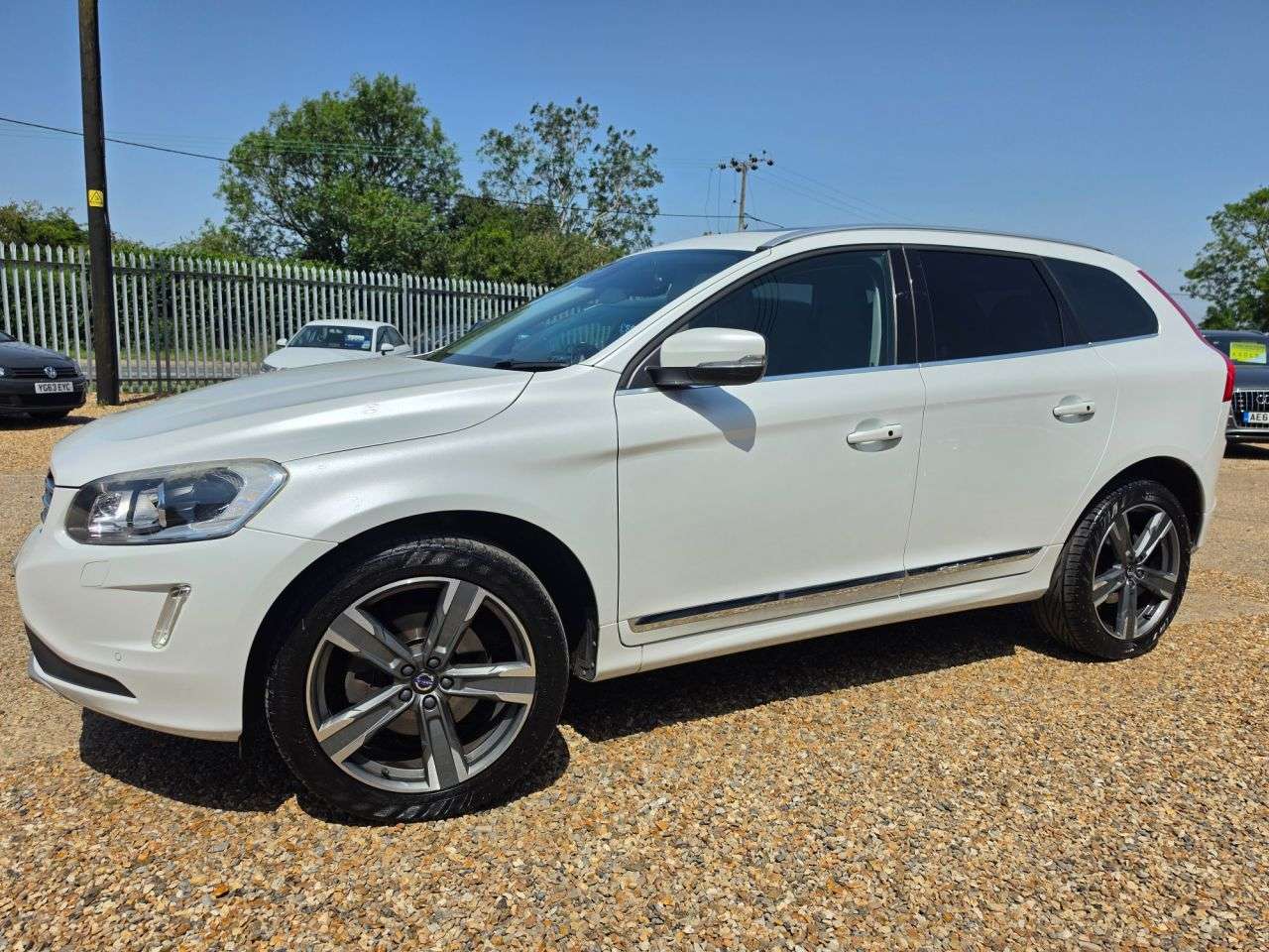 A 2017 VOLVO XC60 2.4 D5 SE Lux Nav SUV 5dr Diesel Auto AWD Euro 6 (s/s) (220 ps) SUNROOF + W A 2017 VOLVO XC60 2.4 D5 SE Lux Nav SUV 5dr Diesel Auto AWD Euro 6 (s/s) (220 ps) SUNROOF + W