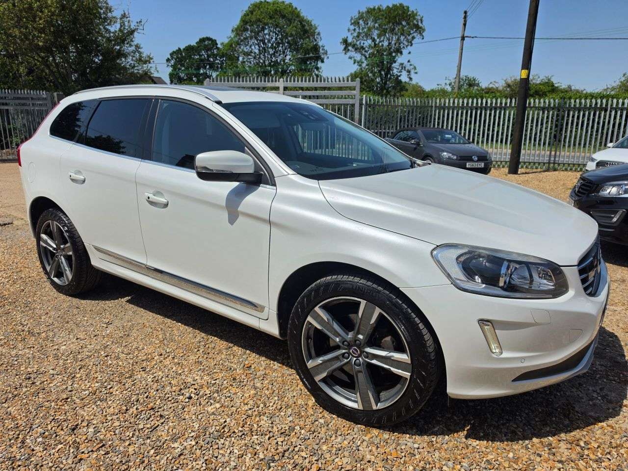 A 2017 VOLVO XC60 2.4 D5 SE Lux Nav SUV 5dr Diesel Auto AWD Euro 6 (s/s) (220 ps) SUNROOF + W A 2017 VOLVO XC60 2.4 D5 SE Lux Nav SUV 5dr Diesel Auto AWD Euro 6 (s/s) (220 ps) SUNROOF + W